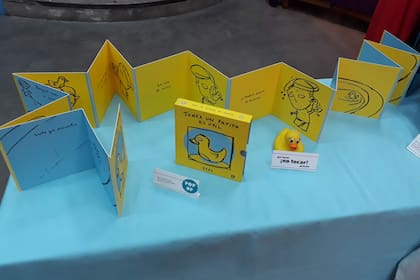 Cuento en caja. Tener un patito es útil, de Isol, viene en láminas desplegables que se leen de ambos lados