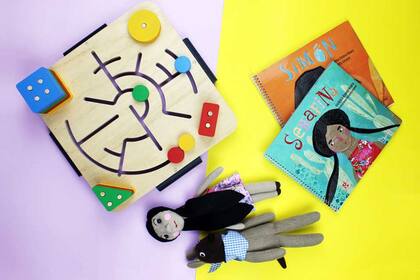 Cuentos en braille y tipografía amigable para niños con dislexia $590 c/u y Juego para ejercitar la motricidad, practicar colores, formas y cantidades $750 de Zona de Sentidos