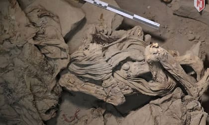 Cuerpo completo de la momia, la cual se encontró en septiembre del 2023