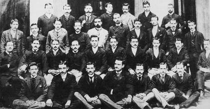 Cuerpo de abogados graduados en 1891. Entre ellos están: Marcelo T. de Alvear (fila sentada de abajo, cuarto desde la izquierda), Tomás Le Breton y Leopoldo Melo.