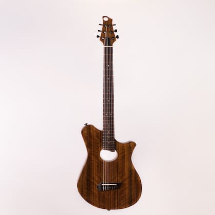 Cuerpo de caoba, diapasón de palosanto o ébano, tuercas de hueso y detalles de nácar integran la paleta de materiales exclusivos de esta guitarra