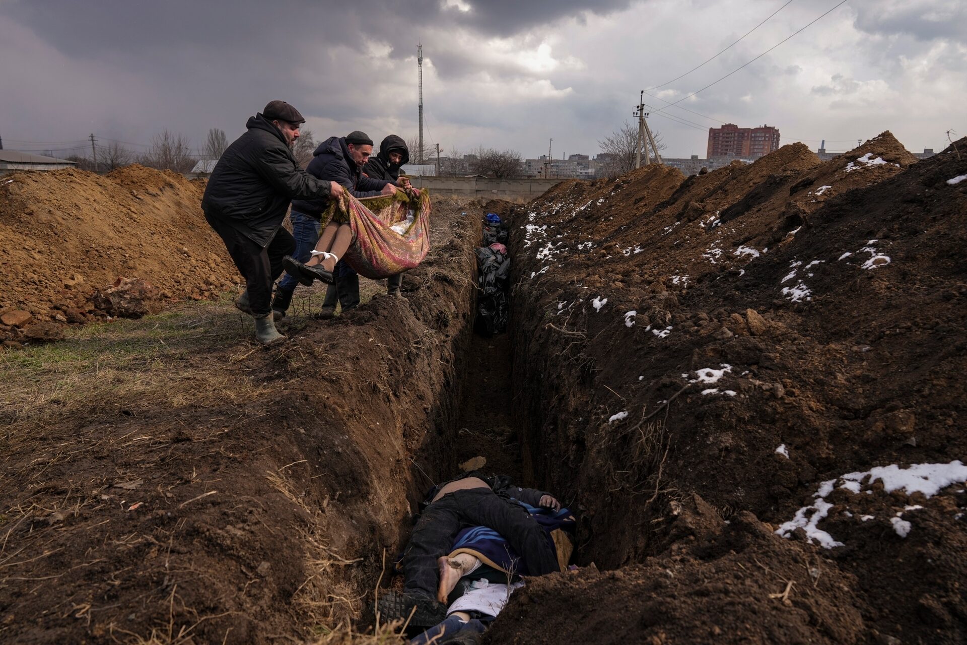 Cuerpos colocados dentro de una fosa común en las afueras de Mariúpol, Ucrania, el 9 de marzo de 2022