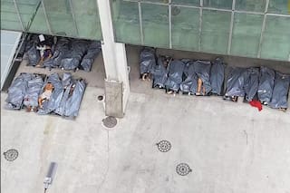 Entre la morgue y la playa: las dos caras de Río tras el shock de la masacre en las favelas