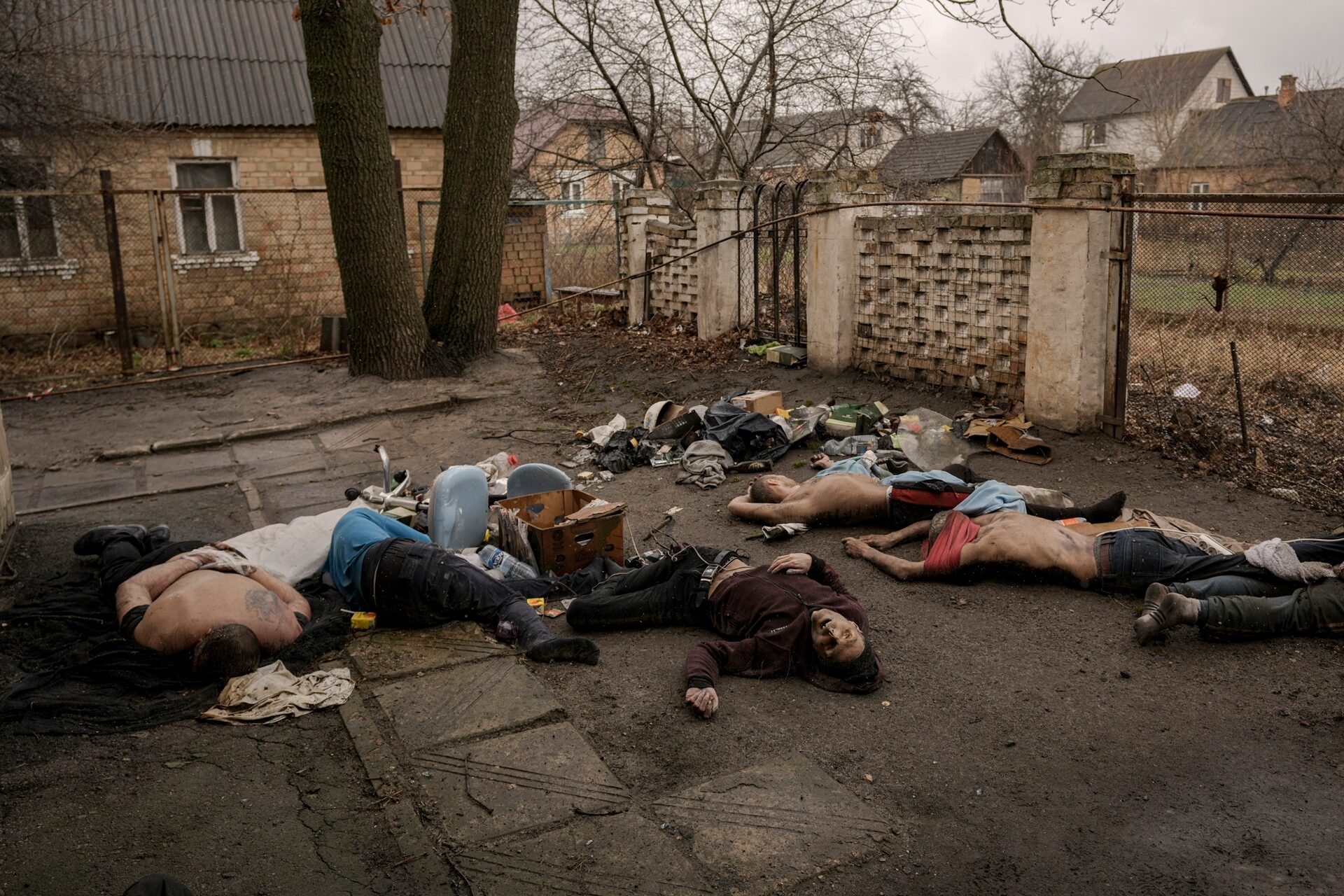 Cuerpos sin vida yacen en el suelo en Bucha, Ucrania, el 3 de abril de 2022.