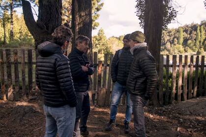 Cuesta del Ternero, Río Negro. Operativo policial a 3 kilómetros de donde mataron a un joven Mapuche. Martín Lozada (derecha), fiscal jefe de la provincia.