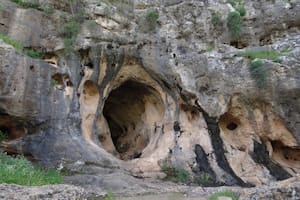 Cueva de Skhul donde aparecieron los restos óseos de los homínidos neandertales y el de la niña híbrida