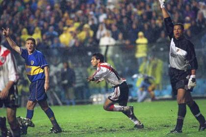 Cuevas festeja en la Bombonera en el Clausura 2000