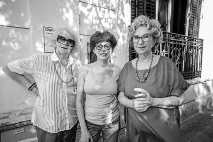 Helena Tritek y Norma Aleandro junto a Patricia, una vecina del barrio