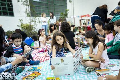 Chicos leyendo en uno de los encuentros presenciales organizado por Filbita