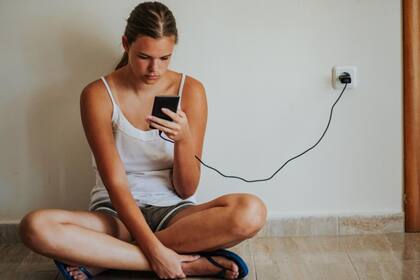 Cuidado con el cargador del celular (Foto: iStock)