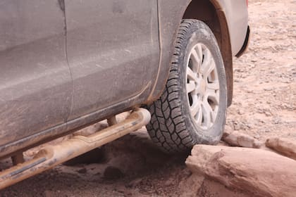 Cuidado. Los filos de las rocas pueden provocar cortes serios en los
flancos de las ruedas e inutilizarlas