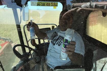 Cuidados en la cabina de una cosechadora en el sudeste de Córdoba