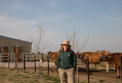 La familia que arriesgó sus ahorros para producir lácteos naturales en un pueblo bonaerense 16 "Cuidamos a nuestras vacas y nos preocupa su bienestar. Les brindamos una dieta completa a base de pasturas que le ofrecen todo el alimento que necesitan para una vida saludable y más extensa”, cuenta Mariel.