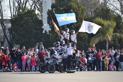 Cuidan los barrios, encabezan las custodias de mandatarios o celebridades y se destacan por sus exhibiciones de destrezas arriba de las motos