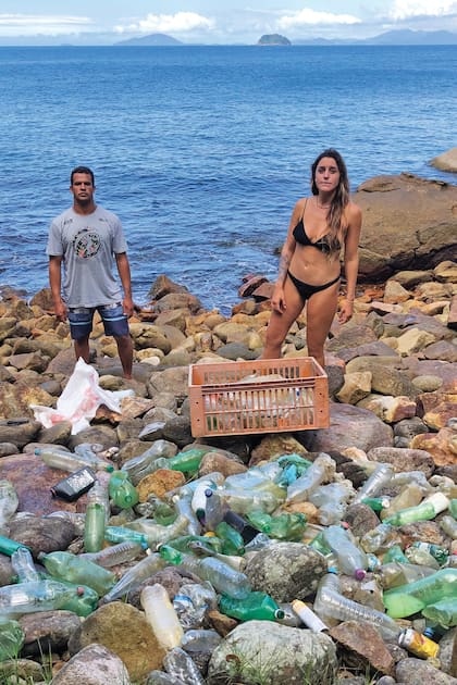 Cuidando el mar, en plena tarea de limpieza de plásticos.