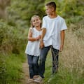 Cuidar a un hermano menor desde una edad temprana favorecería el desarrollo de habilidades emocionales