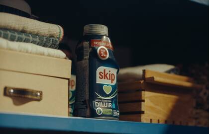 Cuidar la ropa con los productos adecuados no sólo nos ayudará a prolongar la vida útil de las mismas sino también a darle una nueva oportunidad a aquellas prendas que habían quedado en el fondo del placard.