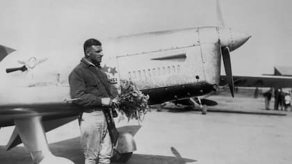 Cukurs delante del avión que construyó él mismo y con el que voló de Riga a Tokio en 1937.