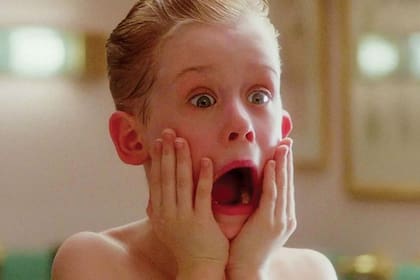 Culkin interpretando a Kevin McCallister, el personaje que lo convirtió en una estrella infantil internacional.