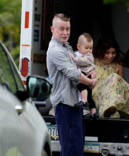 Culkin y su hijo lucen cortes de pelo parecidos, ambos tienen una cresta rubia al medio de la cabeza rapada 