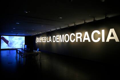 ¿Qué es la democracia?, videoinstalación de Oliver Ressler, 2007 / 2009 