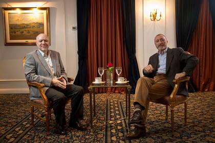 Amigos, colegas y cómplices: el mano a mano de Fernández Díaz y Pérez-Reverte ya es un clásico de la Feria del Libro