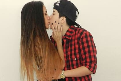 Cumbio, a full, con su novia Ailén