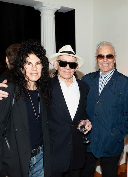 Cumbre de artistas. Cynthia Cohen, Alfredo Arias y Edgardo Giménez en en la inauguración en Galería Cosmocosa