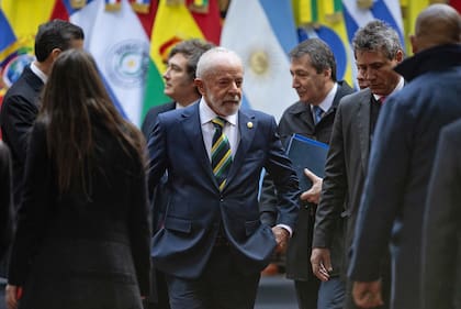Lula da Silva, en la cumbre del Mercosur; atrás, Javier Milei