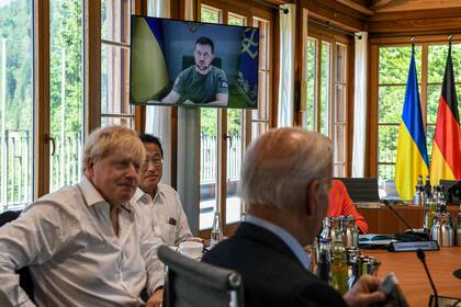 Boris Johnson, en la cumbre del G-7 junto a otros líderes. (Photo by Kenny Holston / POOL / AFP)