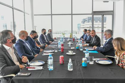 Cumbre empresaria con en la terraza del Palacio de Hacienda. Alberto Fernández y Martín Guzmán quieren más fotos con el sector empresario.