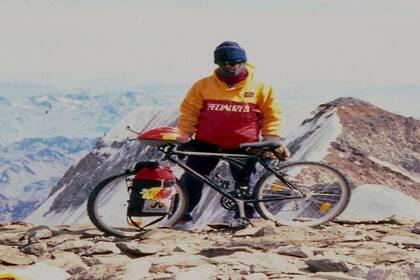 Cumbre en el Aconcagua, con la bici a cuestas