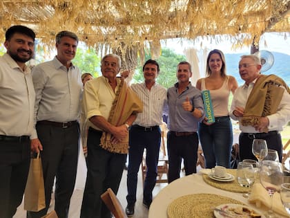 Cumbre en Tucumán: Sebastián Salazar (intendente de Bella Vista), Prat-Gay, el expresidente de Uruguay Luis Lacalle, Roberto Sánchez (diputado nacional de la UCR), Mariano Campero (intendente de Yerba Buena) y el expresidente de Colombia Álvaro Uribe compartieron un almuerzo de la fundación Federalismo y Libertad