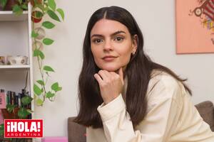 Cumelén posa en el living de su departamento de Núñez, que comparte desde hace cinco años con una amiga que también es actriz.