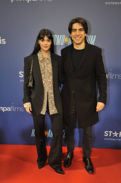 Cumelén Sanz y Agustín Sullivan -o Zulemita y Carlitos Jr. en la serie Menem- aparecieron juntos en el gran estreno del último film de Francella