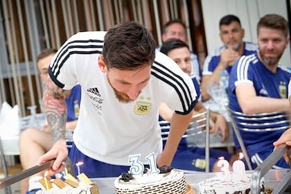 Cumpleaños de Messi durante el Mundial de Rusia 2018; en su cumpleaños 31 el festejo fue sencillo ya que la relación entre los jugadores y Sampaoli no venía bien