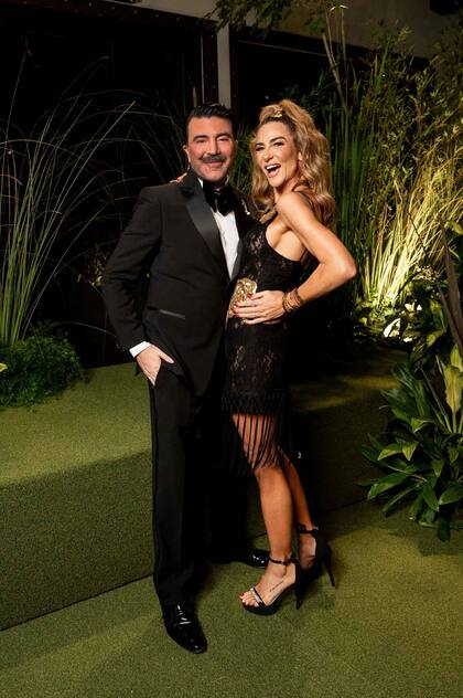 "Cumplir este número redondo y maravilloso, que muchos llaman la década dorada por la plenitud que se siente era importante de solo pensarlo", admite Saiach, que posa con Puli Demaria.