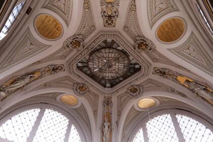 Cúpula de la sala de lectura, rodeada de medallones en dorado con los nombres de los directores de la Biblioteca. Allí debe ubicarse el vitraux original, la Constelación delSur, hoy celosamente guardado