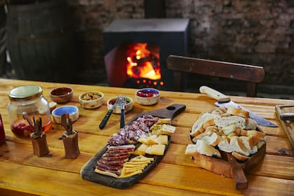 Cura además hace embutidos y tiene un tipo de chorizo con pedazos de queso en el relleno
