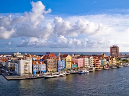 Curazao, la isla neerlandesa del Caribe obtuvo el primer puesto por contar con la mejor relación calidad-precio para los nómadas digitales de Estados Unidos que buscan un lugar para trabajar y a la vez divertirse y relajarse.