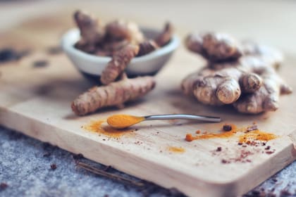 Cúrcuma con jugo de limón: los beneficios de beber esta preparación por las mañanas