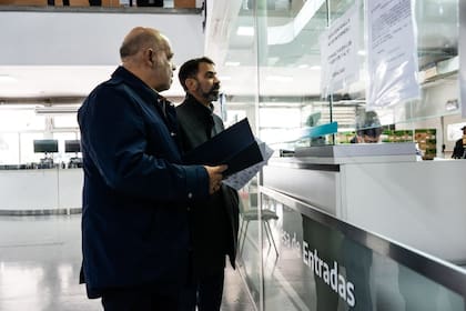 Curestis y Osaba, al presentar la nota con reclamos en la mesa de entradas del IOMA