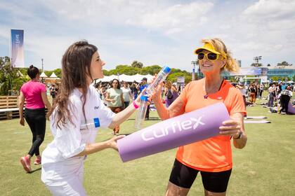 Curflex entregó botellas reutilizables y mats para que todos pudieran participar de la clase.