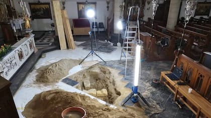 Curiosamente, el esqueleto encontrado bajo el piso de la capilla de San Pedro y San Pablo había sido enterrado con una bala de mosquete