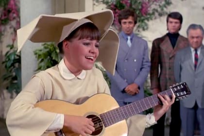 Curiosamente, o no, Sally Field decidió dar un paso al costado de la serie cuando quedó embarazada de su primer marido