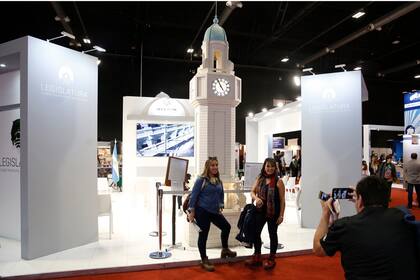 La réplica de la Torre de la Legislatura porteña, en el Pabellón Ocre