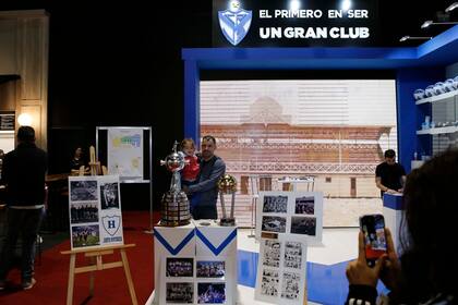 Velez y la réplica de una copa para la foto