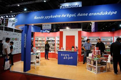 Libros infantiles, de historia, poesía y más, en el stand de Paraguay