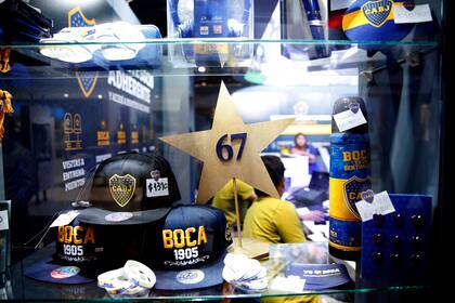 ¿Libros? No, gorras, a $ 1300, entre el merchandising oficial del club, en el stand de 3015