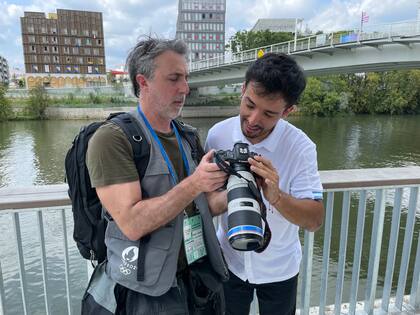 Curioso, el "Maligno" Torres, mirando las fotos que le tomó Santiago Filipuzzi, uno de los tres enviados de LA NACION a París 2024